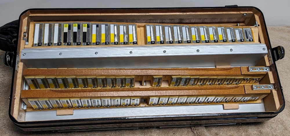 Hohner Morino IV 120C Bayan